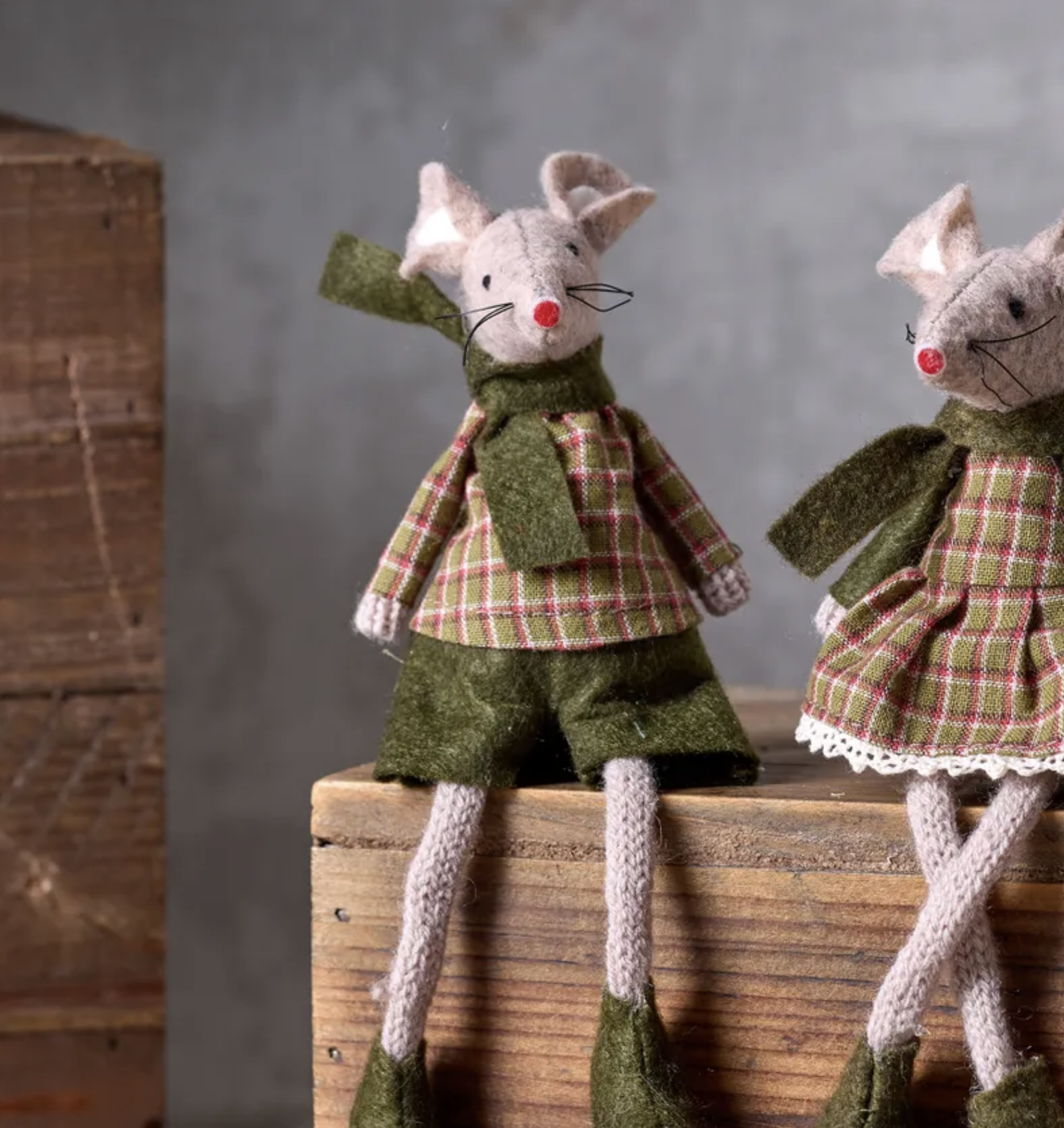 Green Billy Mouse Sitting - Image 3